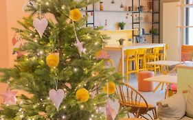 Paul & Pia - Welcome Home Hotel